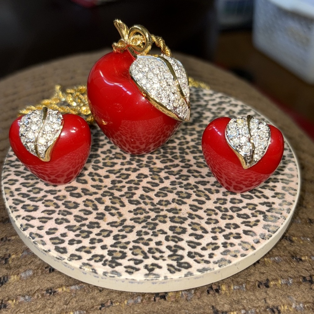 Vintage KJL Kenneth Jay Lane RED Apple necklace AND matching clip earrings - Picture 15 of 16